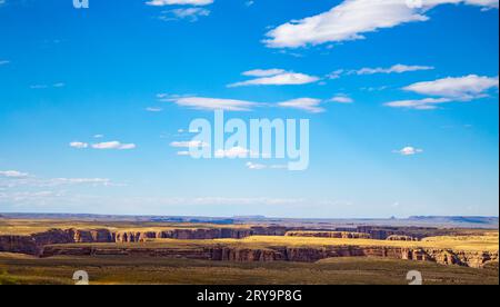 Klaffende Löcher in der Erde in der Wüste vom Horizont aus gesehen Stockfoto