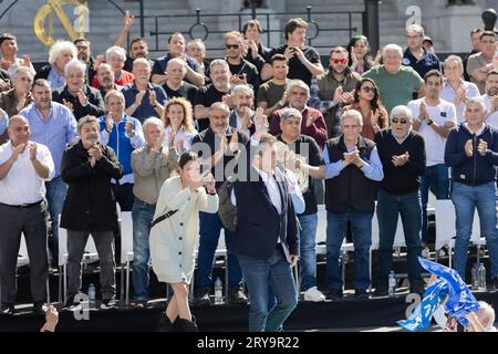 Buenos Aires, Argentinien. September 2023 29. Der Allgemeine Arbeiterbund (CGT) hat zur Unterstützung des derzeitigen Wirtschaftsministers und Präsidentschaftskandidaten Sergio Massa einen marsch zum Plaza de los Dos Congresos abgehalten. und die grundlegenden Gesetze über die Änderung der Einkommen, Kauf ohne Mehrwertsteuer und Beschäftigung Mi Pyme, in Buenos Aires, Argentinien am 29. September 2023. Die regierungsnahen sozialen Bewegungen nahmen ebenfalls Teil. Auf dem Foto: Sergio Massa kommt bei der Veranstaltung an. (Foto: Esteban Osorio/SIPA USA). Quelle: SIPA USA/Alamy Live News Stockfoto