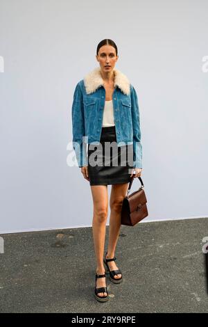 Paris, Frankreich. September 2023 28. Anna Cleveland kommt bei der Chloe Fashion Show während der Frühjahr Sommer 2024 Collections Fashion Show auf der Paris Fashion Week in Paris, Frankreich am 28 2023. September an. (Foto: Jonas Gustavsson/SIPA USA) Credit: SIPA USA/Alamy Live News Stockfoto