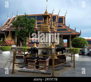 Phra Bussabok, Teil des Wat Phra Kaew, die Pavillons auf den Säulen enthalten das königliche Emblem aller Könige in Bangkok, den Großen Palast, Thailand - SURR Stockfoto