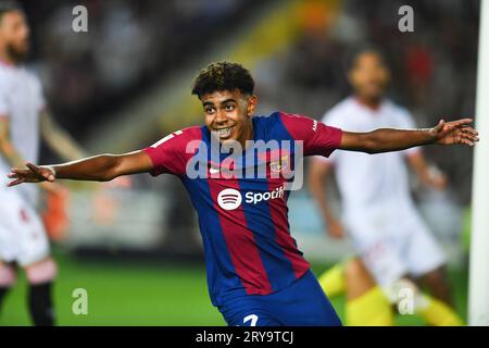 Barcelona, Spanien. September 2023 29. Lamine Yamal vom FC Barcelona feiert am 29. September 2023 in Barcelona, Spanien, ein Tor bei einem Fußballspiel der La Liga zwischen dem FC Barcelona und dem FC Sevilla. Quelle: Joan Gosa/Xinhua/Alamy Live News Stockfoto