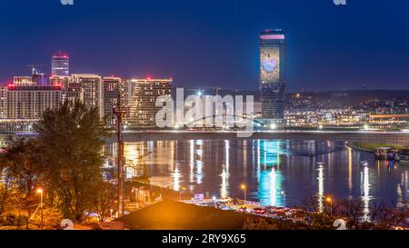 Nächtlicher Blick von der Belgrader Festung der Save und der Belgrader Uferpromenade in Belgrad, der Hauptstadt Serbiens, am 13. Mai 2023 Stockfoto