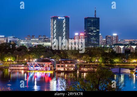 Nächtlicher Blick von der Belgrader Festung der Save und der Belgrader Uferpromenade in Belgrad, der Hauptstadt Serbiens, am 13. Mai 2023 Stockfoto