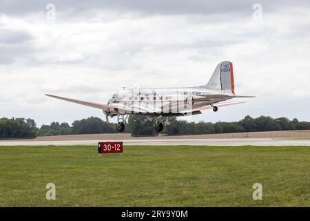 Das Flaggschiff Detroit, ein restauriertes Flugzeug der Douglas DC-3 aus dem Jahr 1937, besuchte den Regionalflughafen Southeast Iowa am Sonntag, den 24. Und 25. September 2023. Der Plan Stockfoto