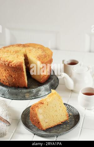 Weicher und flauschiger Chiffon-Kuchen auf weißem Tisch Stockfoto