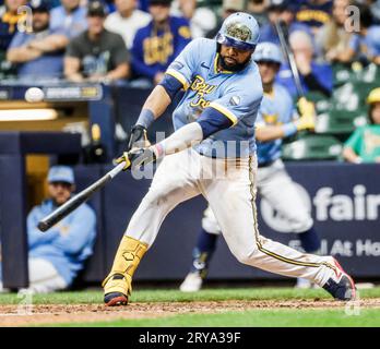 Milwaukee, Vereinigte Staaten. September 2023 30. Milwaukee Brewers erster Baseman Carlos Santana trifft am Freitag, den 29. September 2023, im Milwaukee Brewers Runner Blake Perkins im zehnten Inning ihres Baseballspiels gegen die Chicago Cubs auf dem American Family Field in Milwaukee, Wisconsin. Die Brewers besiegten die Cubs mit 4:3. Foto von Tannen Maury/UPI Credit: UPI/Alamy Live News Stockfoto