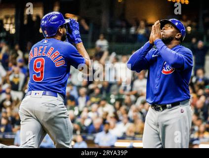 Milwaukee, Vereinigte Staaten. September 2023 29. Jeimer Candelario (L) und Willie Harris (R), dritter Baseballtrainer der Chicago Cubs, feiern Candelarios Heimlauf im achten Inning ihres Baseballspiels gegen die Milwaukee Brewers auf dem American Family Field in Milwaukee, Wisconsin am Freitag, den 29. September 2023. Foto von Tannen Maury/UPI Credit: UPI/Alamy Live News Stockfoto