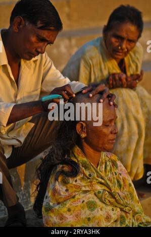 Das tägliche Leben an den Ghats und Ufern des Ganges, Varanasi Stockfoto