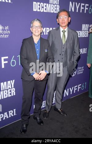 New York, Usa. September 2023 29. Lesli Klainberg, Executive Director der Film Society of Lincoln Center, und Dennis Lim, Director of Programming bei der Film Society of Lincoln Center, besuchen den roten Teppich für „Mai Dezember“ während des 61. New York Film Festivals in Alice Tully Hall, Lincoln Center in New York City. Quelle: SOPA Images Limited/Alamy Live News Stockfoto