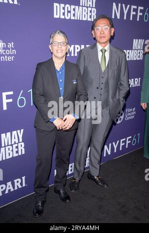 New York, Usa. September 2023 29. Lesli Klainberg, Executive Director der Film Society of Lincoln Center, und Dennis Lim, Director of Programming bei der Film Society of Lincoln Center, besuchen den roten Teppich für „Mai Dezember“ während des 61. New York Film Festivals in Alice Tully Hall, Lincoln Center in New York City. (Foto: Ron Adar/SOPA Images/SIPA USA) Credit: SIPA USA/Alamy Live News Stockfoto