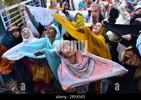 Eid Milad Celebration in Kaschmir: Eine herzliche Konvergenz von Glauben und Tradition am 29. September 2023 in Dargah Hazratbal, Srinagar. Inmitten der ruhigen Schönheit des Dal Lake Vereinigten sich Kaschmirmuslime in Hingabe und suchten einen Blick auf das Heilige Relikt des Propheten Muhammad (SAW), das den dauerhaften Geist des Glaubens und der Einheit widerspiegelt. Fotos von Danish Showkat Stockfoto