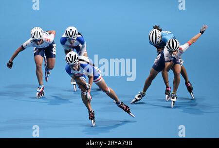 Hangzhou, chinesische Provinz Zhejiang. September 2023 30. Yu Garam (Front) aus Südkorea tritt beim 10000m Point-Elimination Race Finale der Frauen im Rollschuhlaufen bei den 19. Asienspielen in Hangzhou, ostchinesische Provinz Zhejiang, am 30. September 2023 an. Quelle: Chen Yehua/Xinhua/Alamy Live News Stockfoto