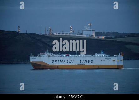 Whitegate, Cork, Irland. 29. September 2023. Vehicles Carrier Grande Anversa passiert die Ölraffinerie in Whitegate am späten Abend nach ihrer Ankunft in Cork Harbour, Cork, Irland. David Creedon / Alamy Live News Stockfoto