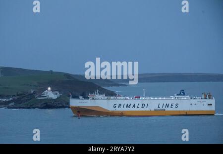 Roches Point, Cork, Irland. 29. September 2023. Vehicles Carrier Grande Anversa, die am späten Abend nach ihrer Ankunft in Cork Harbour, Cork, Irland, am Roches Point Lighthouse vorbeifährt. David Creedon / Alamy Live News Stockfoto