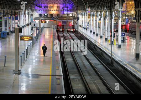 London, Großbritannien. September 2023 30. Leere Bahnsteige an der Paddington Station in West-London an einem Tag des Bahnstreiks. ASLEF-Mitglieder von 19 Eisenbahnunternehmen streiten in einem Streit um Entlohnung, Arbeitsplätze und Arbeitsbedingungen. Foto: Ben Cawthra/SIPA USA Credit: SIPA USA/Alamy Live News Stockfoto