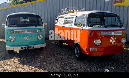 Bordeaux , Frankreich - 09 28 2023 : Volkswagen zwei VW alten Transporter Retro Classic Bus Kombi Typ 2 Stockfoto