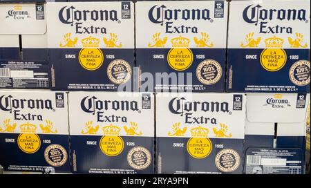 Bordeaux , Frankreich - 09 28 2023 : Corona Extra Beer Cerveza Logo Marke und Textschild in Display Flaschenbox zum Verkauf im Marktgeschäft Stockfoto