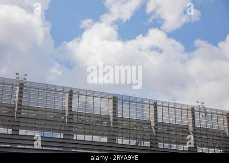 Die Außenfassade der Sporthalle vor einem Himmel mit weißen Wolken. Stockfoto