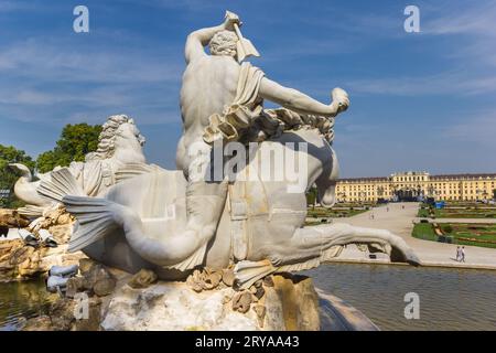 Reiterstatuen in den Gärten von Schloss Schönbrunn in Wien, Österreich Stockfoto