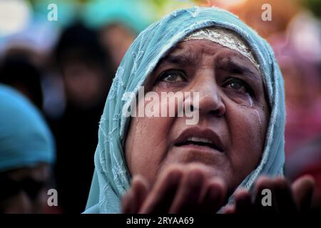 29. September 2023, Srinagar, Jammu und Kaschmir, Indien: Ein Kaschmir-Muslim betet, während ein Oberpriester eine Reliquie zeigt, die als Haar aus dem Bart des Propheten Mohammad gilt, am Hazratbal-Schrein auf Eid-e-Milad, dem Geburtsjubiläum des Propheten, in Srinagar, dem von Indianern kontrollierten Kaschmir. (Bild: © Mubashir Hassan/Pacific Press via ZUMA Press Wire) NUR REDAKTIONELLE VERWENDUNG! Nicht für kommerzielle ZWECKE! Stockfoto