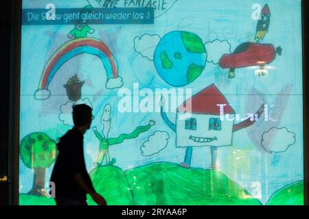 Essen, Deutschland. September 2023 29. Daniel & Carina Kurniczaks Video-Mapping von Kinderzeichnungen wird während der Eröffnung des Essen Light Festivals 2023 in Essen am 29. September 2023 projiziert (Foto von Ying Tang/NurPhoto) Credit: NurPhoto SRL/Alamy Live News Stockfoto