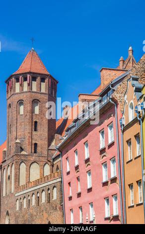 Turm der Mikolaja-Kirche und bunte Häuser in Danzig, Polen Stockfoto