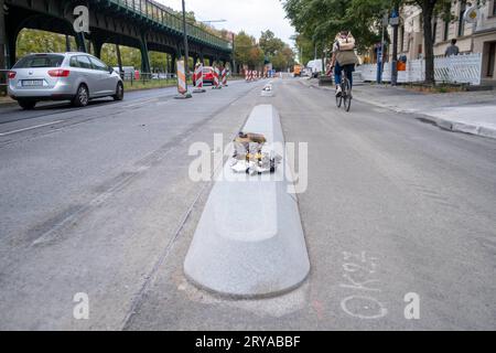 Der erste Abschnitt eines neuen Radwegs an der Schönhauser Allee in Berlin Prenzlauer Berg wurde für den Fahrradverkehr freigegeben. Zwischen der Danziger Straße und der Stargarder Straße wird derzeit ein neuer Radweg gebaut. Der erste Abschnitt eines neuen Radweges an der Schönhauser Allee im Berliner Stadtteil Prenzlauer Berg wurde für den Radverkehr geöffnet. Zwischen Danziger Straße und Stargarder Straße wird derzeit ein neuer Radweg gebaut. Alle Parkmöglichkeiten und Haltestellen entlang der belebten Straße werden entfernt Stockfoto