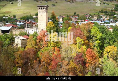 Atemberaubender Blick aus der Luft auf mittelalterliche Svan Tower-Häuser in der Stadt Mestia, Svaneti Region, Georgia Stockfoto