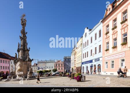 Sloup Nejsvetejsi Trojice ein RADNICE, Namesti Miru, Trutnov, Jizni Cechy, Ceska Republika/Dreifaltigkeitssäule, Rathaus, Stadt Usti nad hr Stockfoto