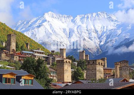 Fantastischer Blick auf Mestia Stadt mit mittelalterlichen Svan Tower-Häusern und schneebedeckten Kaukasusbergen, Svaneti Region, Georgia Stockfoto