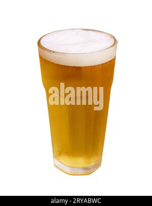Glas schäumendes gekühltes Bier isoliert auf weißem Hintergrund Stockfoto