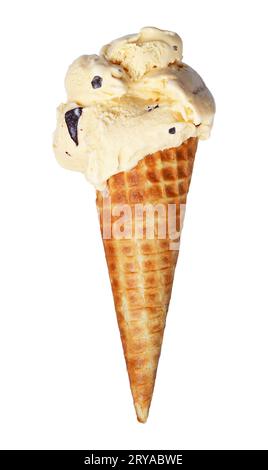 Vanilleschokolade-Chip-Eis im Kegel isoliert auf weißem Hintergrund Stockfoto
