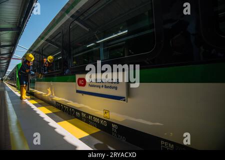 FEEDER TRAIN TEST RUN Officers reinigen Feeder Trains in Bandung Station, West Java, Indonesien, 30. September 2023. PT Kereta API Indonesia KAI Operation Region 2 führte eine Probefahrt des Jakarta Bandung High Speed Rail KCJB Feeder Train von Bandung Station nach Padalarang Station durch. Bildnachweis: Imago/Alamy Live News Stockfoto