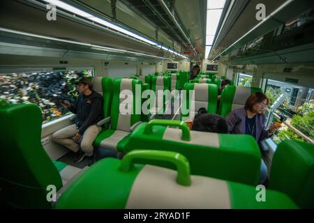 Die PROBEFAHRT MIT dem Zubringerzug FAND am 30. September 2023 in Bandung, West Java, Indonesien statt. Die indonesische Eisenbahngesellschaft KAI Operational Area 2 führt eine Probefahrt von Zubringerzügen für die Jakarta Bandung High Speed Rail KCJB vom Bahnhof Bandung zum Bahnhof Padalarang durch. Bildnachweis: Imago/Alamy Live News Stockfoto