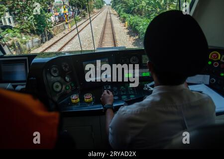 FEEDER TRAIN TEST RUN Machinists betreiben einen Feeder Train während einer Testfahrt in Bandung, West Java, Indonesien, 30. September 2023. Die indonesische Eisenbahngesellschaft KAI Operational Area 2 führte eine Probefahrt mit einem Zubringerzug für die Jakarta Bandung High Speed Rail KCJB vom Bahnhof Bandung zum Bahnhof Padalarang durch. Bildnachweis: Imago/Alamy Live News Stockfoto