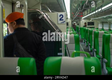 FEEDER TRAIN TEST RUN Officer in einem Feeder Train während eines Testlaufs in Bandung, West Java, Indonesien, 30. September 2023. Die indonesische Eisenbahngesellschaft KAI Operational Area 2 führt eine Probefahrt von Zubringerzügen für die Jakarta Bandung High Speed Rail KCJB vom Bahnhof Bandung zum Bahnhof Padalarang durch. Bildnachweis: Imago/Alamy Live News Stockfoto