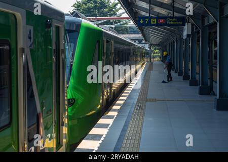 FEEDER TRAIN TEST RUN Officers reinigen den Bahnsteig eines Feeder Train auf der Bahnstrecke am Bandung Station, West Java, Indonesien 30. September 2023. Die indonesische Eisenbahngesellschaft KAI Operational Area 2 führt eine Probefahrt von Zubringerzügen für die Jakarta Bandung High Speed Rail KCJB vom Bahnhof Bandung zum Bahnhof Padalarang durch. Bildnachweis: Imago/Alamy Live News Stockfoto