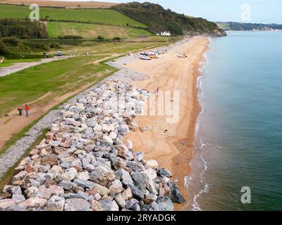 Blick aus der Vogelperspektive auf den feinen kleinen Strand an den Beesands an der südlichen Küste von devon Stockfoto