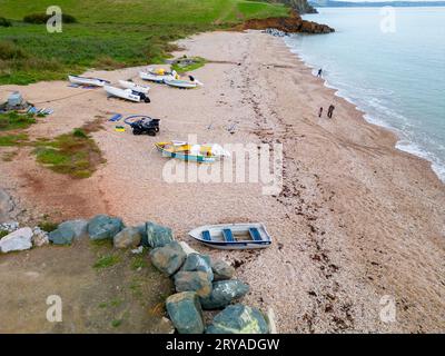 Blick aus der Vogelperspektive auf den feinen kleinen Strand an den Beesands an der südlichen Küste von devon Stockfoto