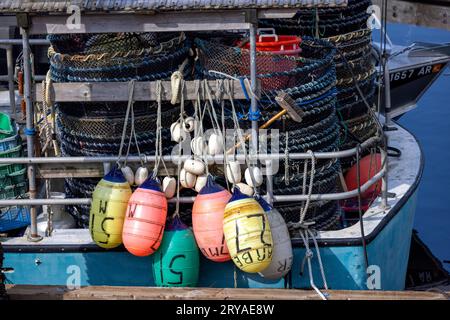 Krabbenfallen und bunte Bojen in Ketchikan, Alaska, USA Stockfoto