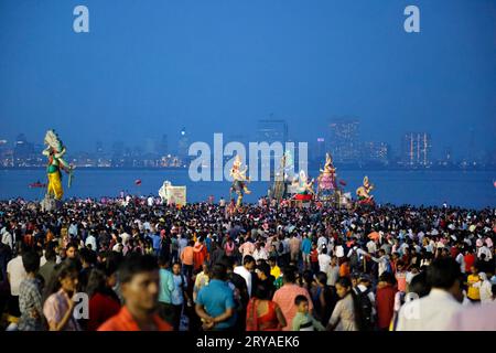 28Sept2023 - Mumbai, INDIEN: Riesige Ganesha-Idole, einige bis zu 45 Meter hoch, erreichen den Girgaum Chowpatty Beach in Mumbai, um in das Arabische Meer einzutauchen. Stockfoto