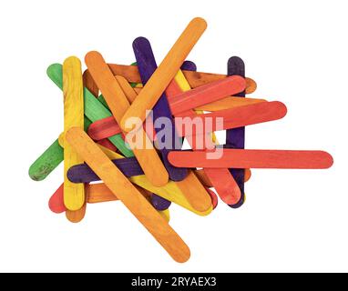 Einige farbige Holzlatten auf eine weiße Fläche angeordnet Stockfoto