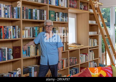 Bestseller-Autor Ken Follett in seiner Bibliothek am 8. September 2023 in England. Stockfoto