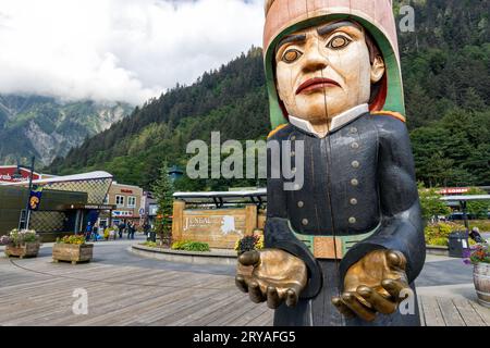 Totempfahl im Hafengebiet von Juneau, Alaska, USA Stockfoto