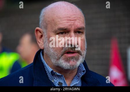 London, Vereinigtes Königreich. September 30 2023. Mick Whelan, Generalsekretär der Associated Society of Locomotive Engineers and Firemen (ASLEF), wird auf der Picketlinie vor der Euston Station gesehen, während Arbeiter von 16 Eisenbahnunternehmen in ganz England in Streik gehen, um die Konferenz der Conservative Party in Manchester anzugreifen. Credit: Tayfun Salci / Alamy Live News Stockfoto