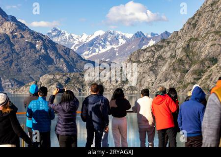 Menschen auf einem Kreuzfahrtschiff bewundern die dramatische Bergwelt im Glacier Bay National Park and Preserve in der Nähe von Juneau, Alaska, USA Stockfoto