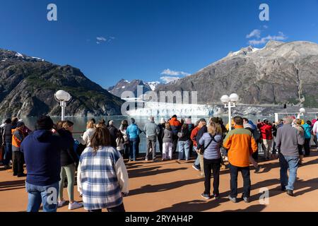 Touristen auf Kreuzfahrtschiffen besuchen den Margerie Glacier im Glacier Bay National Park and Preserve, in der Nähe von Juneau, Alaska, USA Stockfoto