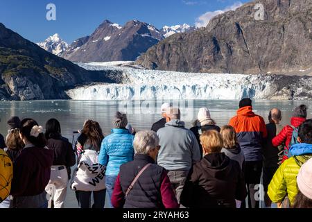 Touristen auf Kreuzfahrtschiffen besuchen den Margerie Glacier im Glacier Bay National Park and Preserve, in der Nähe von Juneau, Alaska, USA Stockfoto