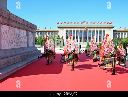 Peking, China. September 2023 30. Am 30. September 2023 findet auf dem Tian'anmen-Platz in Peking, der Hauptstadt Chinas, eine Zeremonie statt, bei der gefallene nationale Helden mit Blumenkörben bedacht werden. Quelle: Shen Hong/Xinhua/Alamy Live News Stockfoto