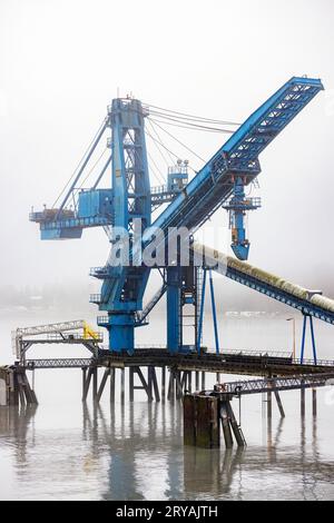 Ladedock für Förderbänder in der stillgelegten Kohlengutanlage Seward - Seward, Alaska, USA Stockfoto